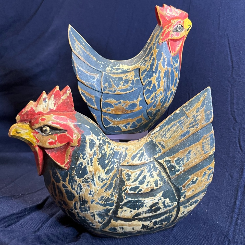 Pair of Vintage Hand Carved and Hand Painted Folk Art Roosters - Picture 4 of 16